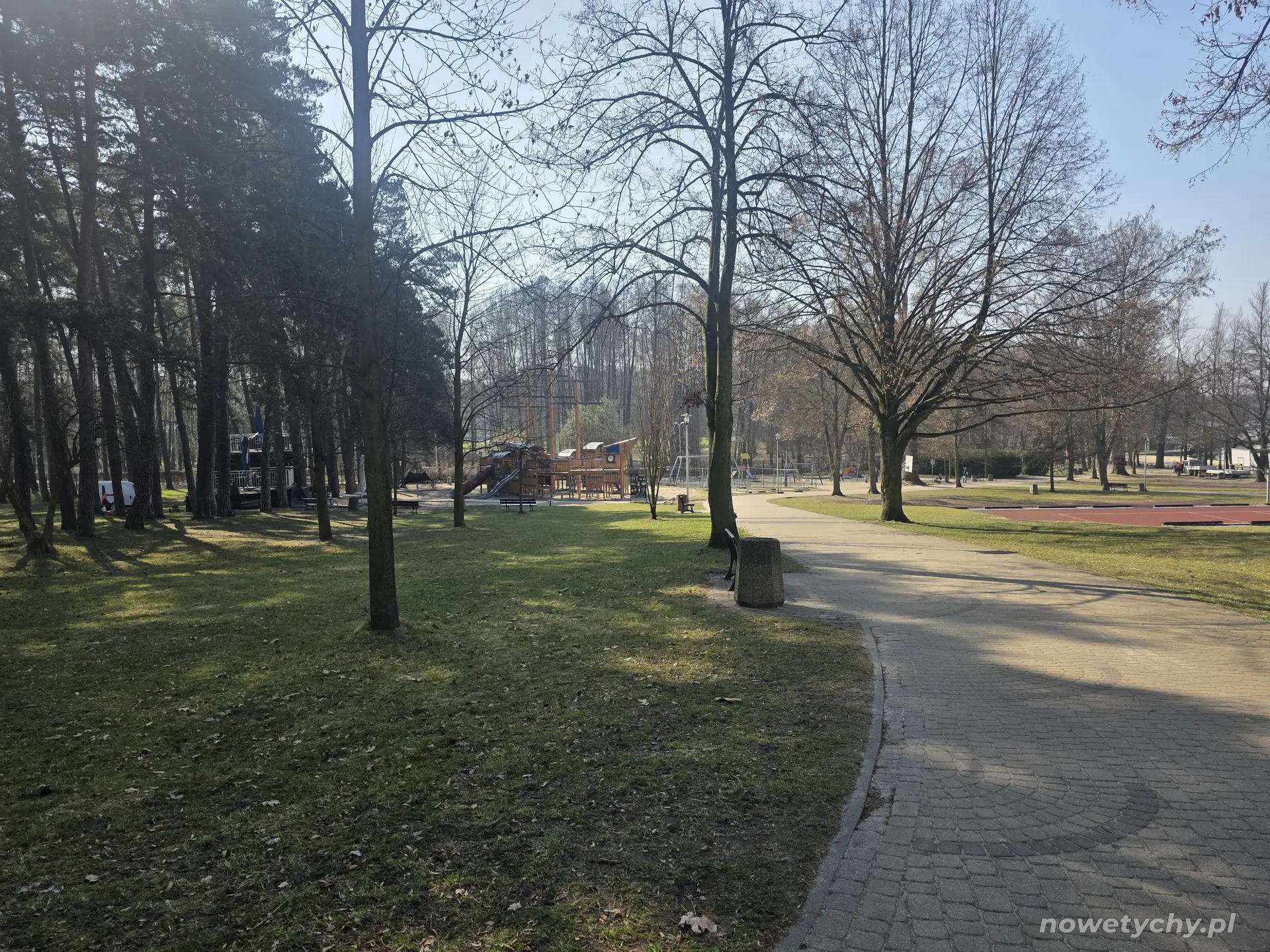 Widok w stronę placu zabaw