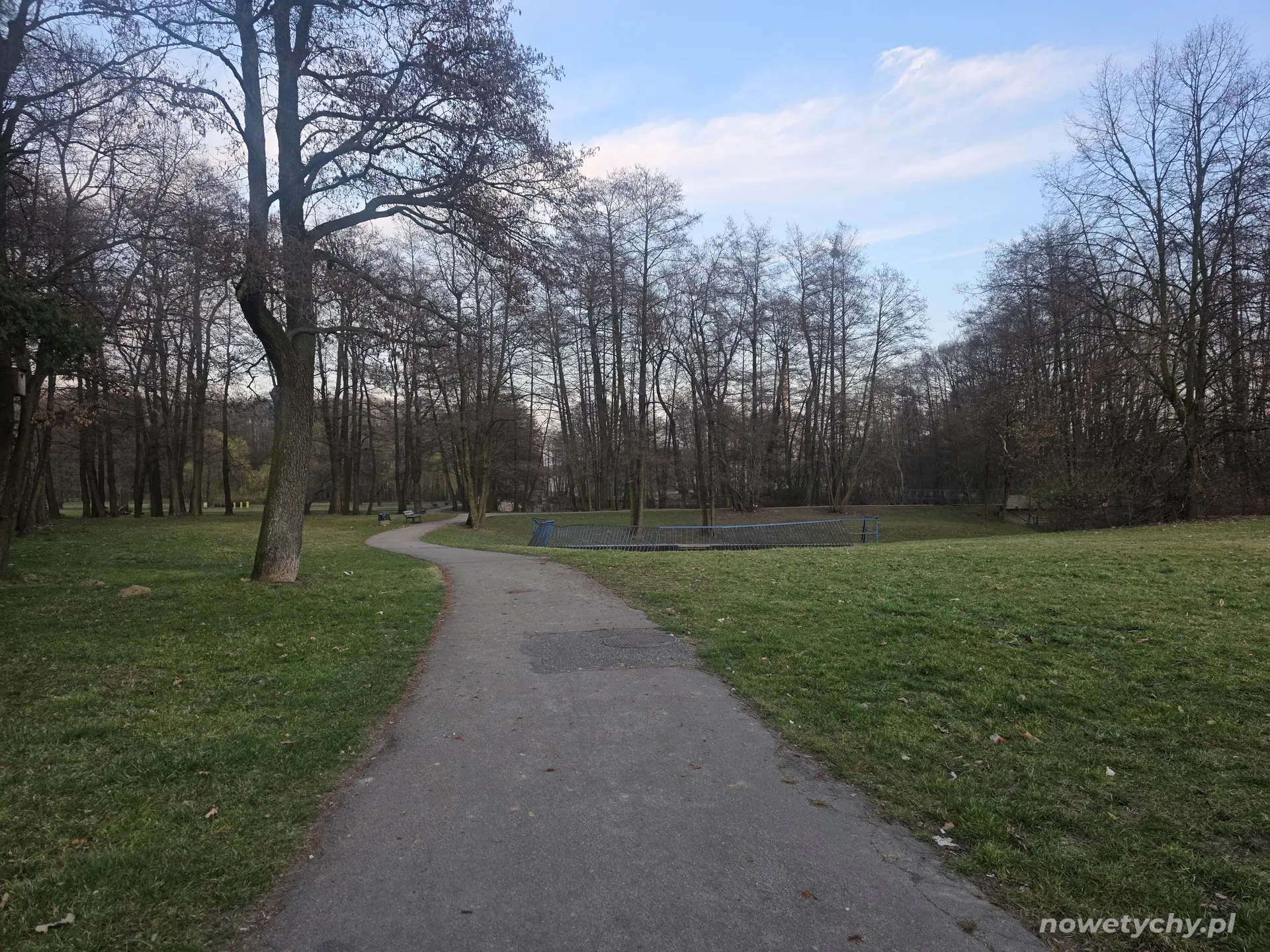 Wejście od ulicy Wyszyńskiego