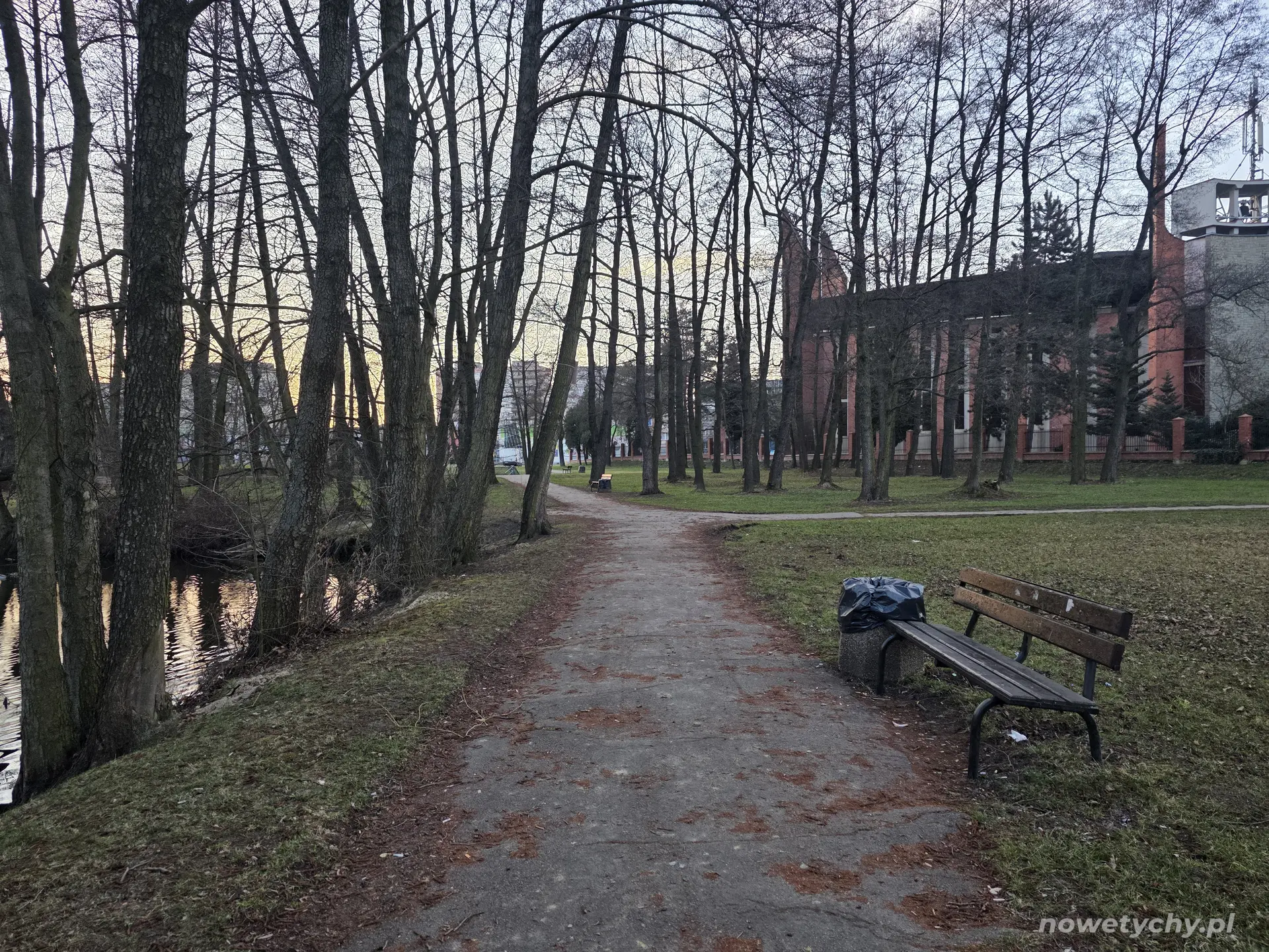 Aleja parku w tle Kości&oacute;ł św. Krzysztofa