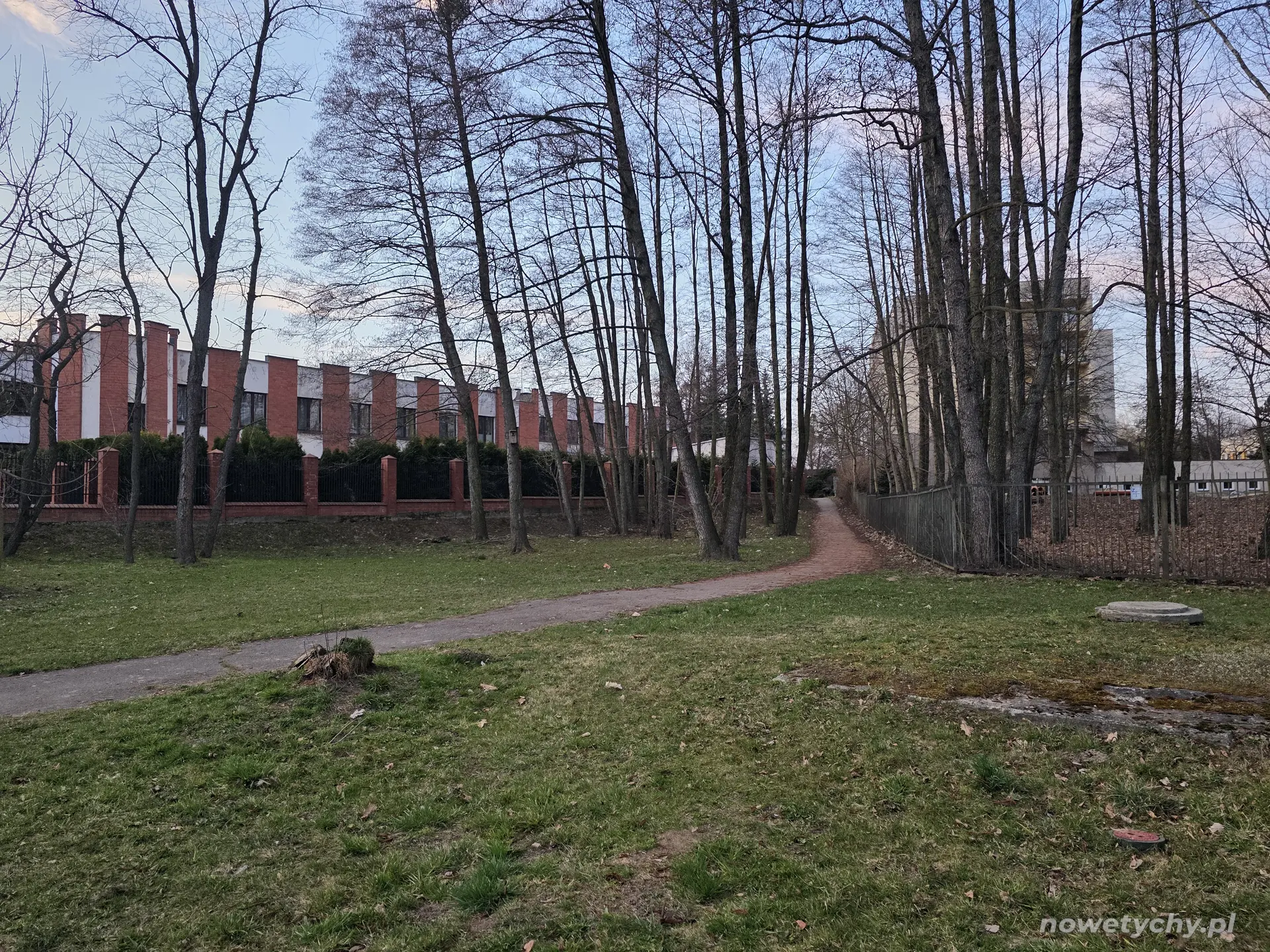 Aleja prowadząca pomiędzy kości&oacute;ł i szpital