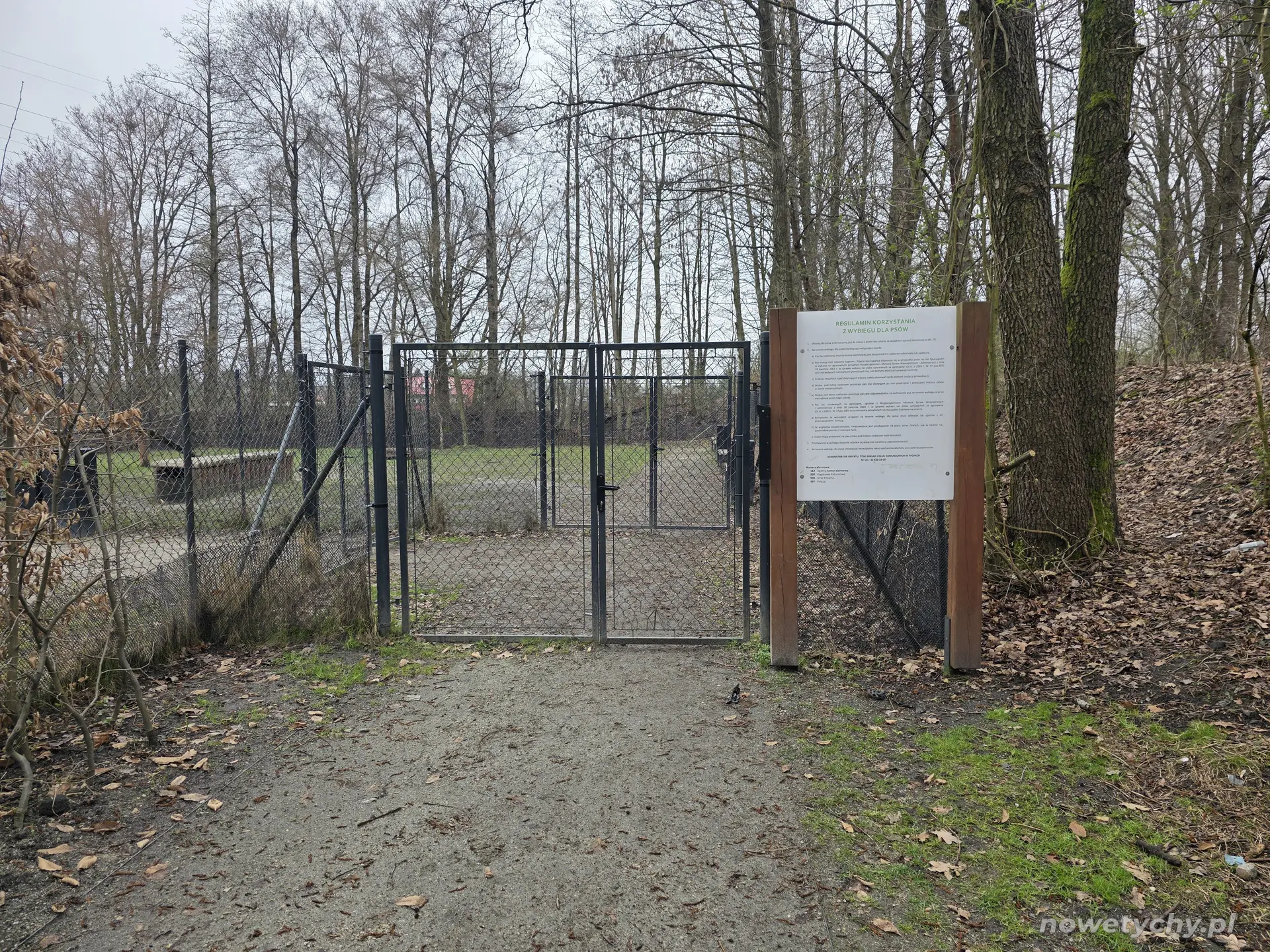 Wejście do wybiegu dla ps&oacute;w