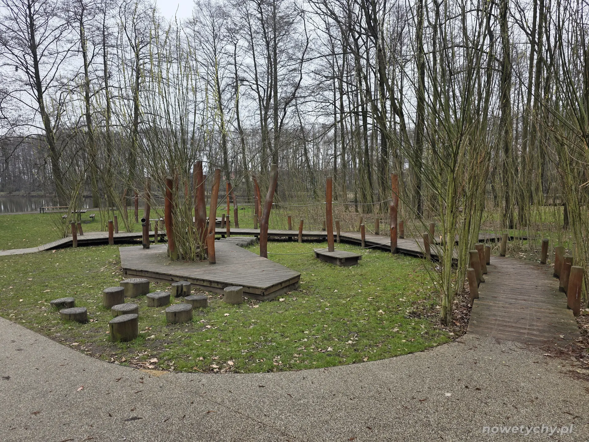 Pomosty na placu zabaw