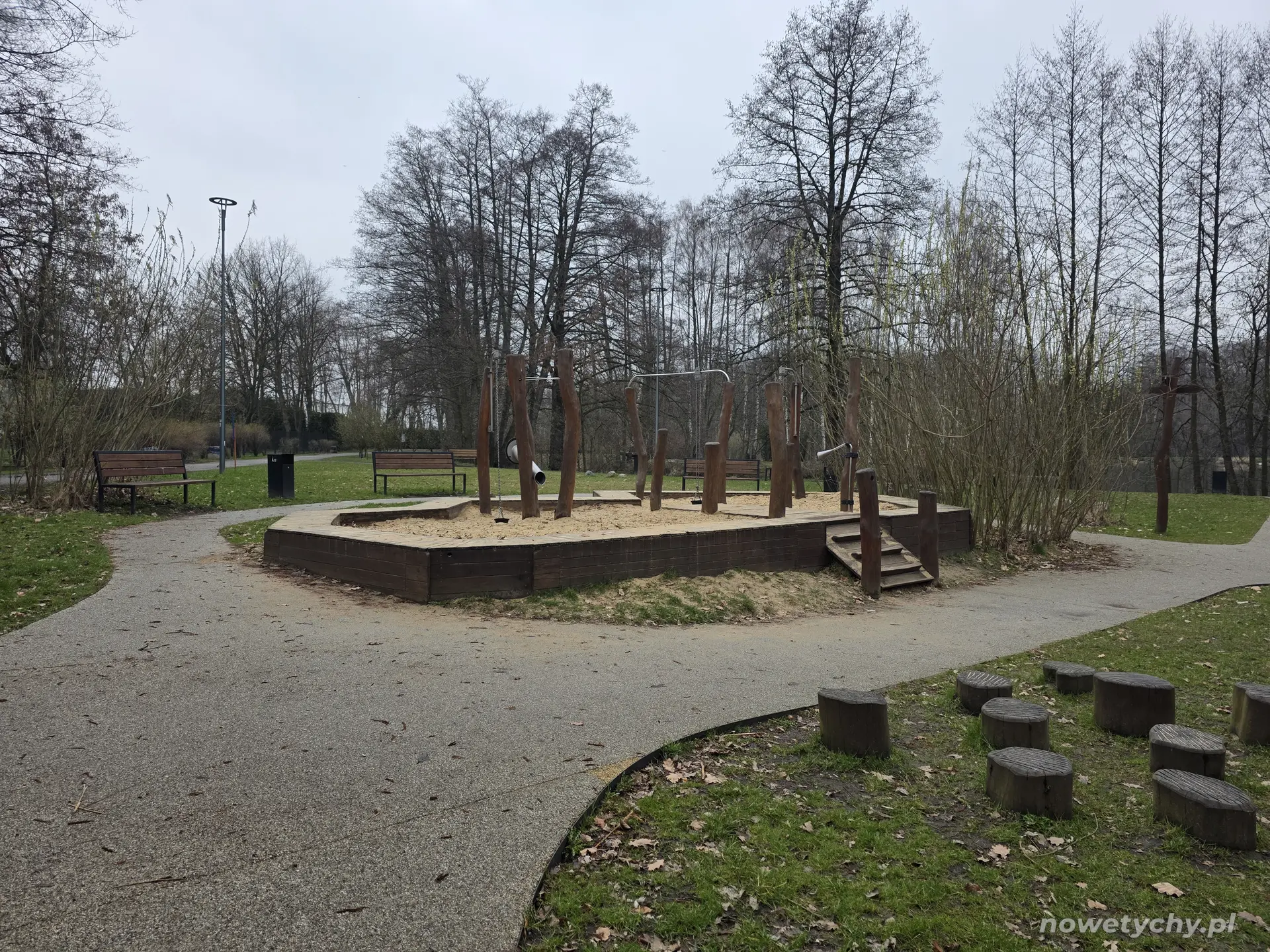 Piaskownica i ławki
