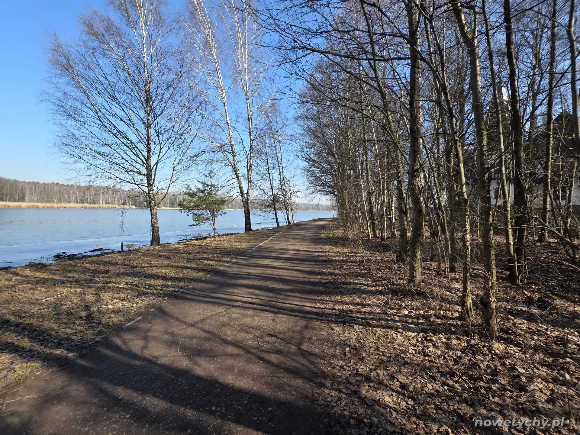 Widok ścieżki nad jeziorem