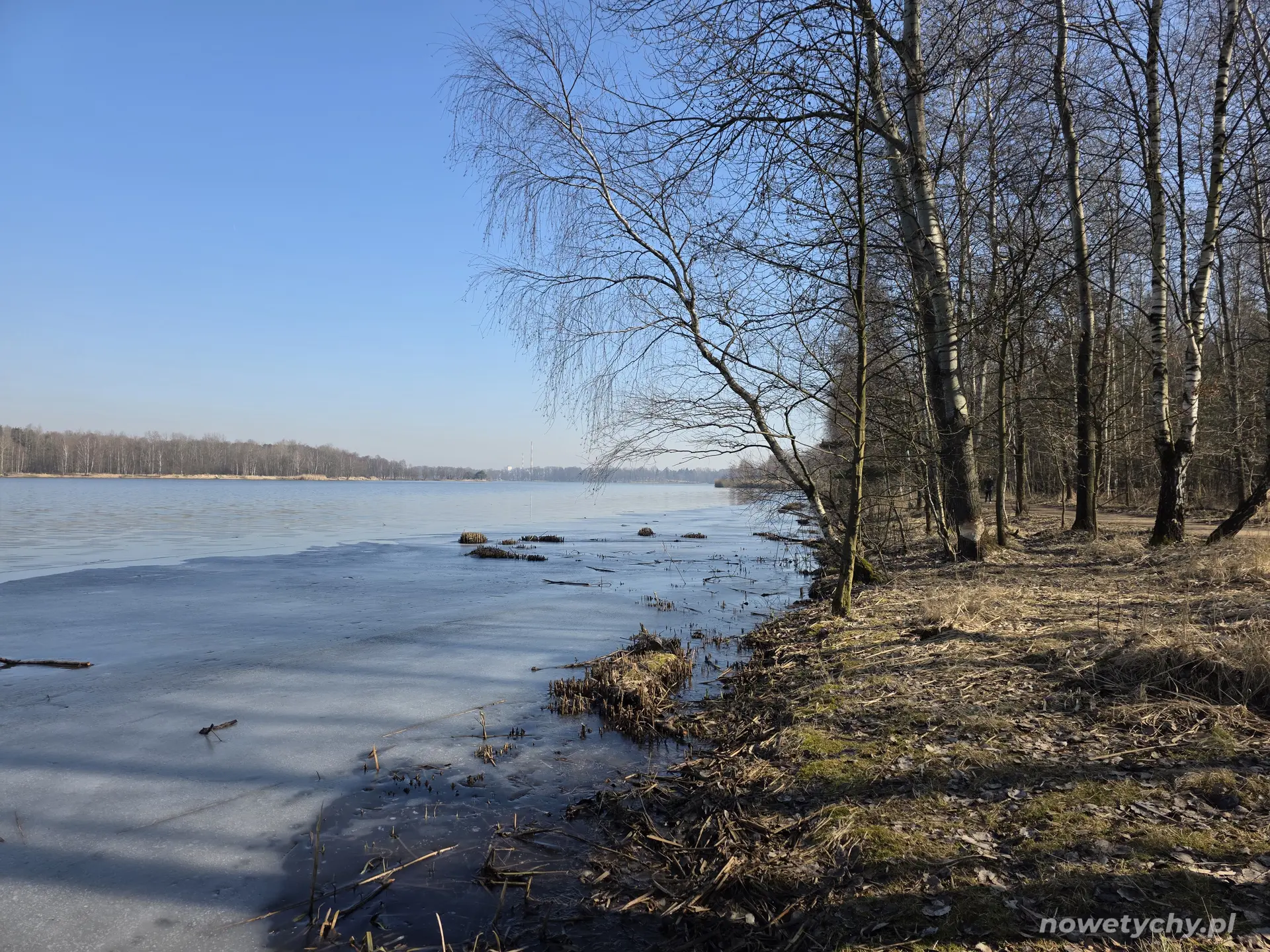 Brzeg jeziora, widok w stronę Tych&oacute;w