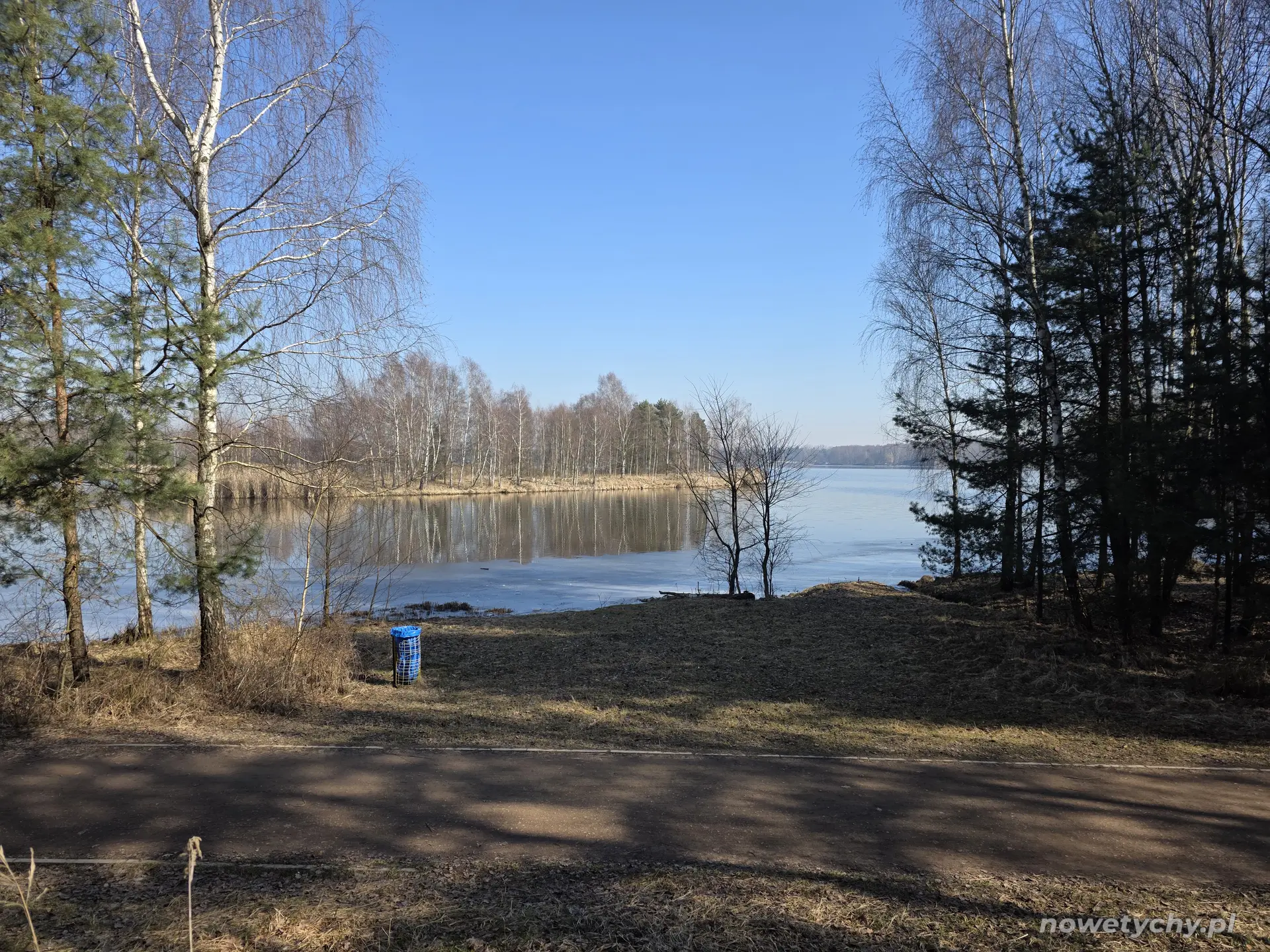 Widok na jezioro ze wzniesienia