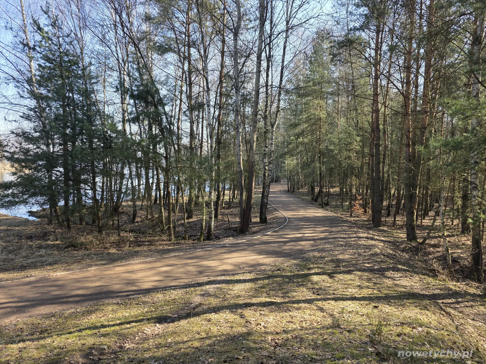 Widok ze wzniesienia, ścieżka w stronę Tych&oacute;w