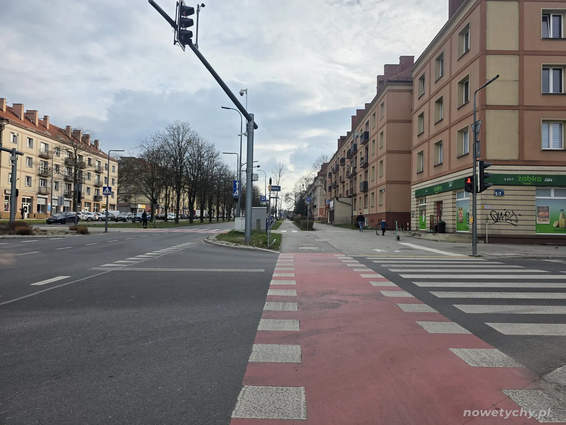 Scieżka rowerowa na alei Bielskiej, po prawej stronie ulica Cienista