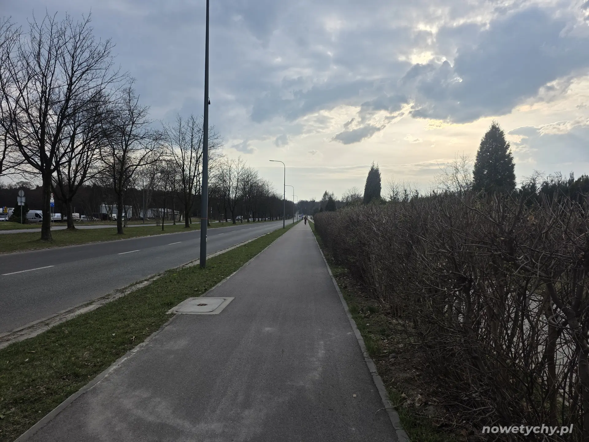 Opadający odcinek ścieżki rowerowej aleją Bielską prowadzący do Kobi&oacute;ra