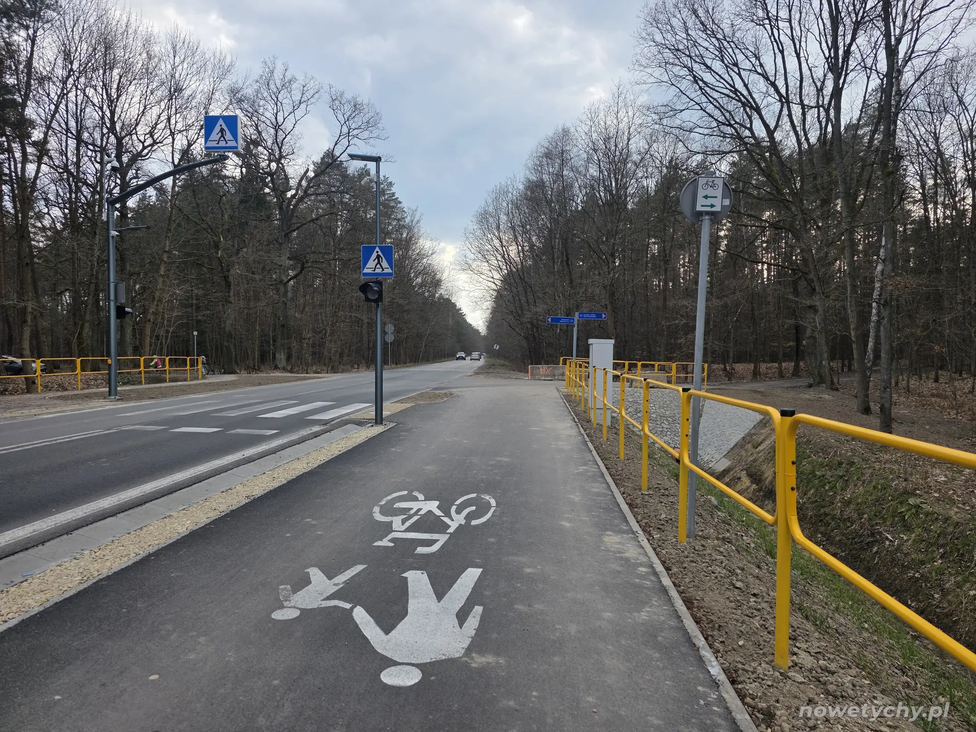 Koniec asfaltowego odcinka ścieżki pieszo-rowerowa w stronę Kobi&oacute;ra