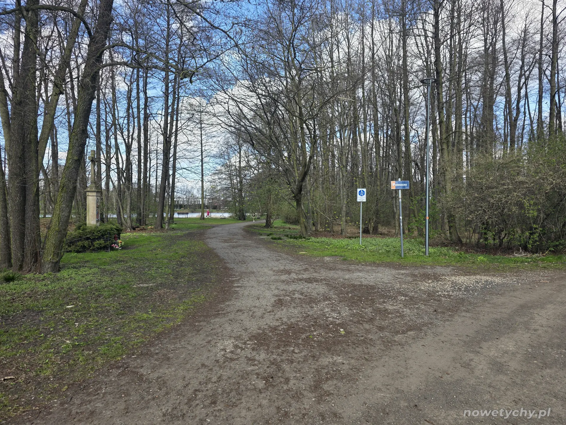 Wejście od ulicy Rybnej, po lewej stronie kapliczka na drzewie