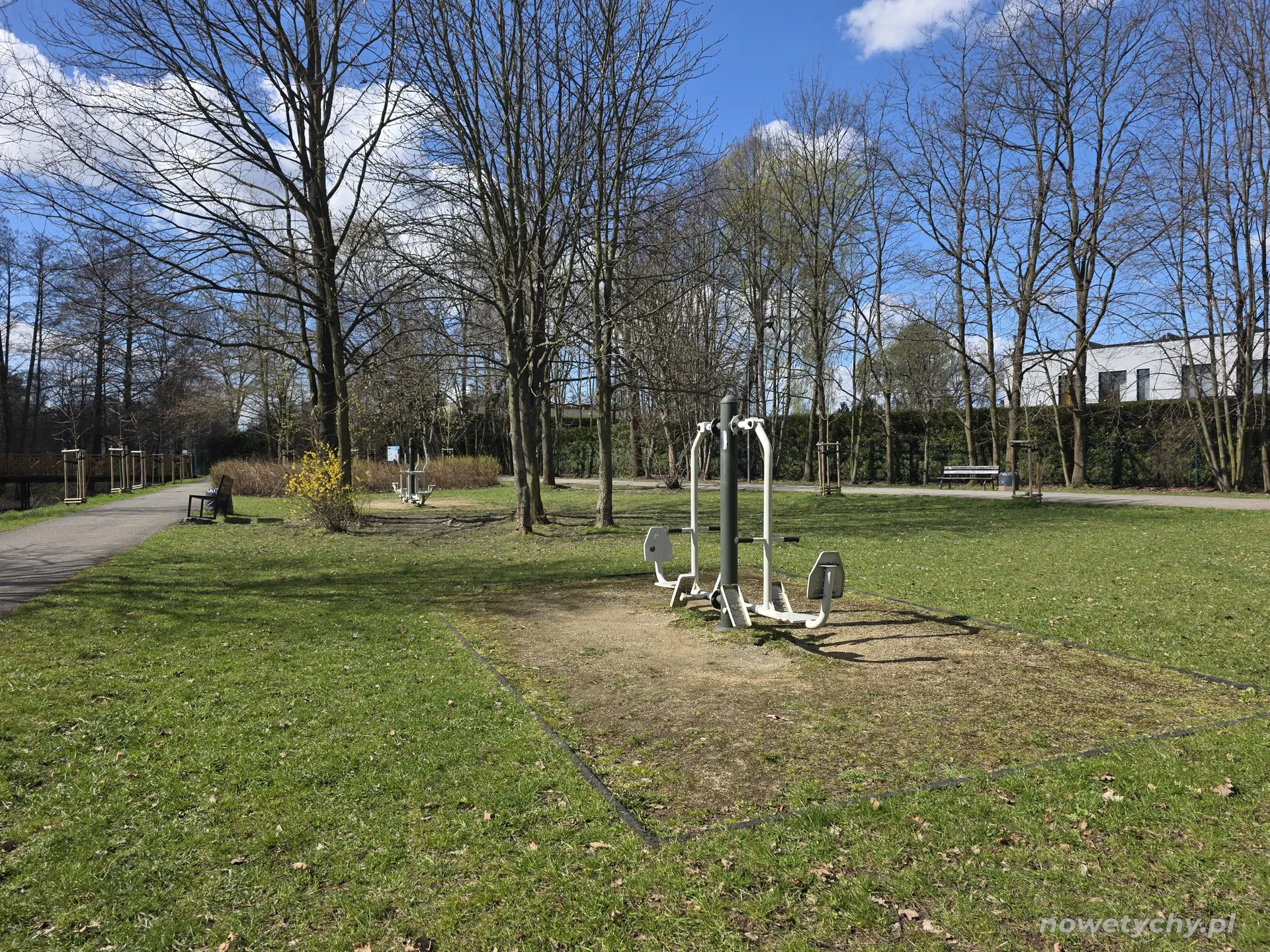 Widok fragmentu siłowni plenerowej