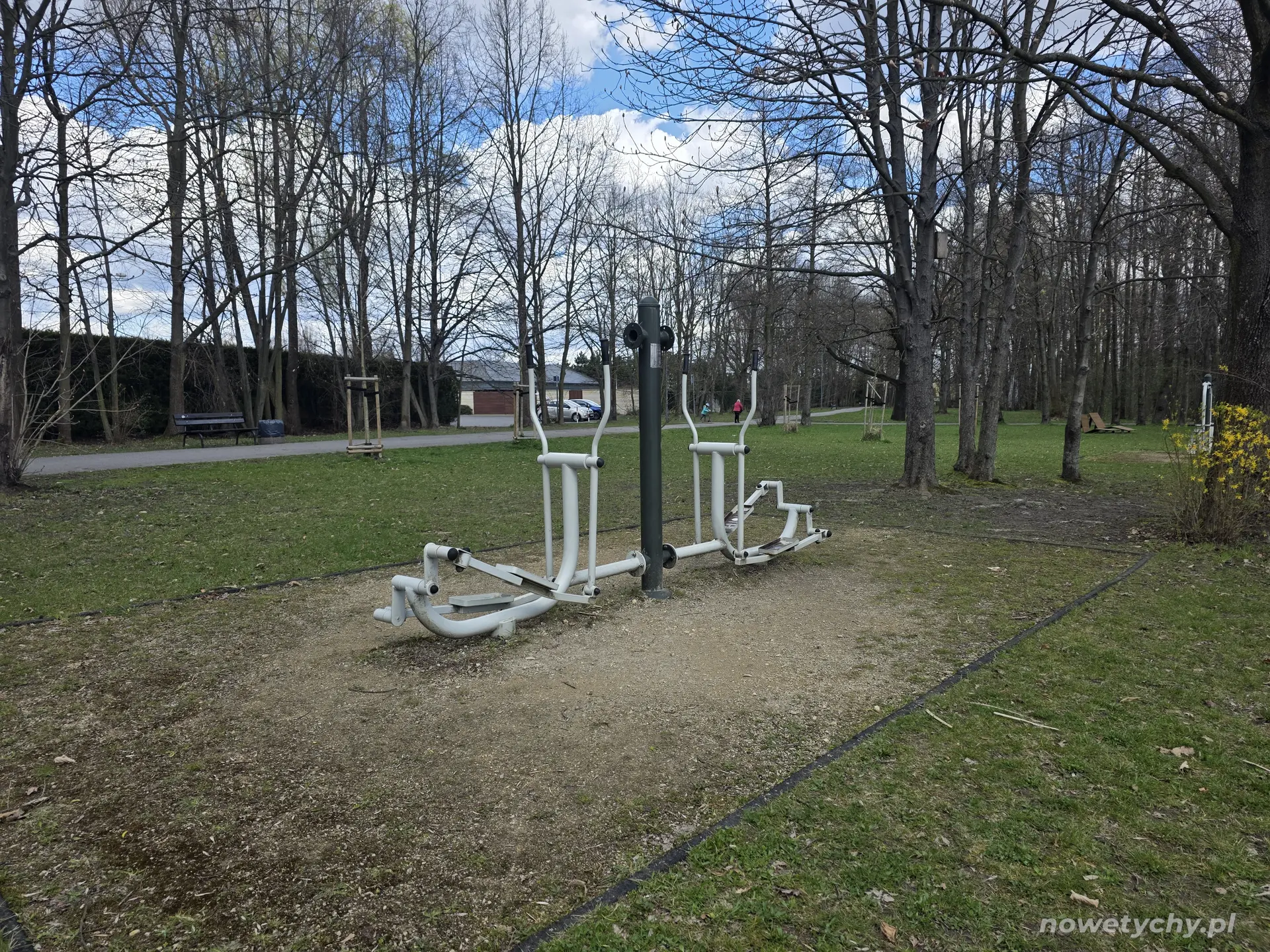 Widok na element siłowni plenerowej