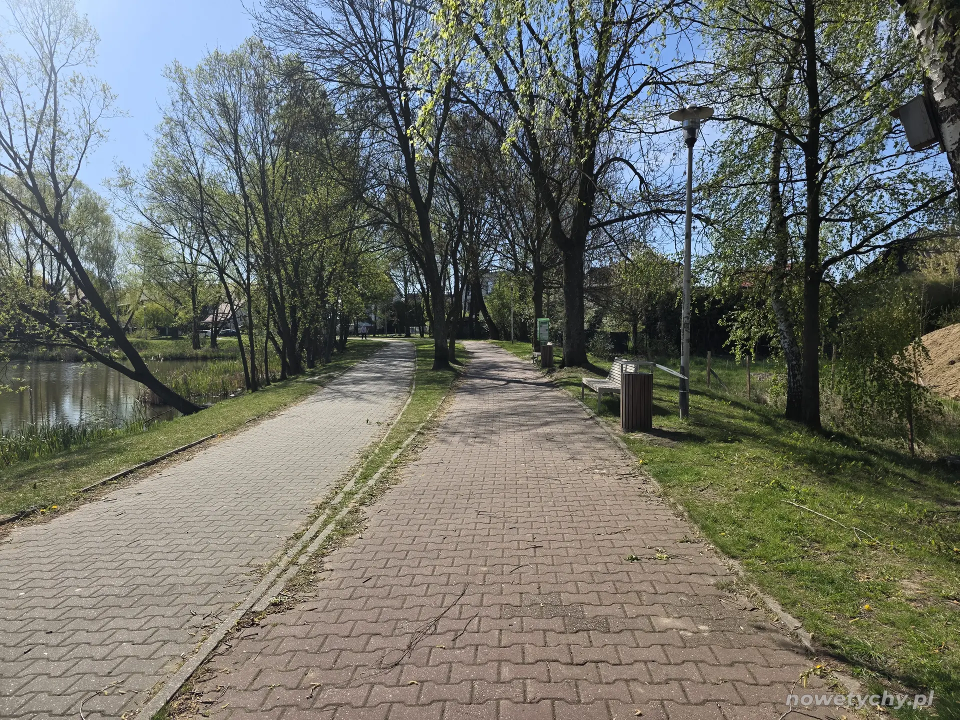 Po lewej stronie staw, po prawej ławki oraz automat z karmą dla ptak&oacute;w