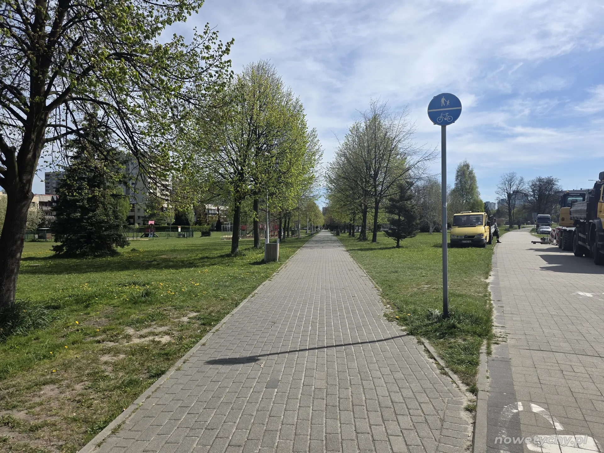 Ścieżka prowadząca w stronę placu zabaw oraz skateparku