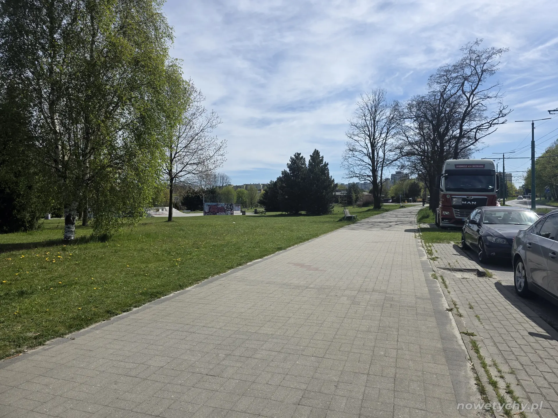 Widok na skatepark z chodnika przy ulicy Jaśkowickiej