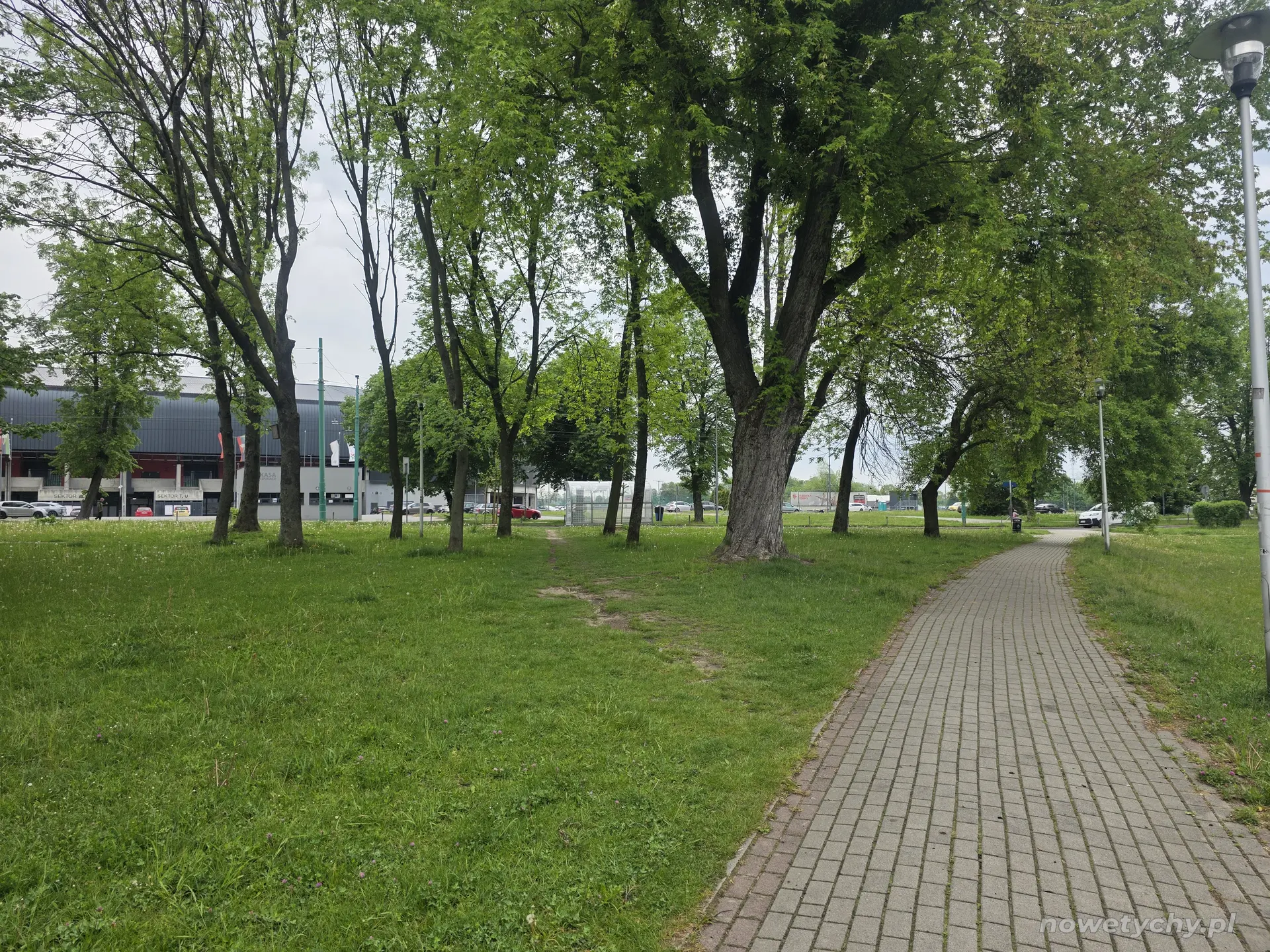 Aleja parkowa, po lewej stronie ulica Edukacji i Stadion Miejski