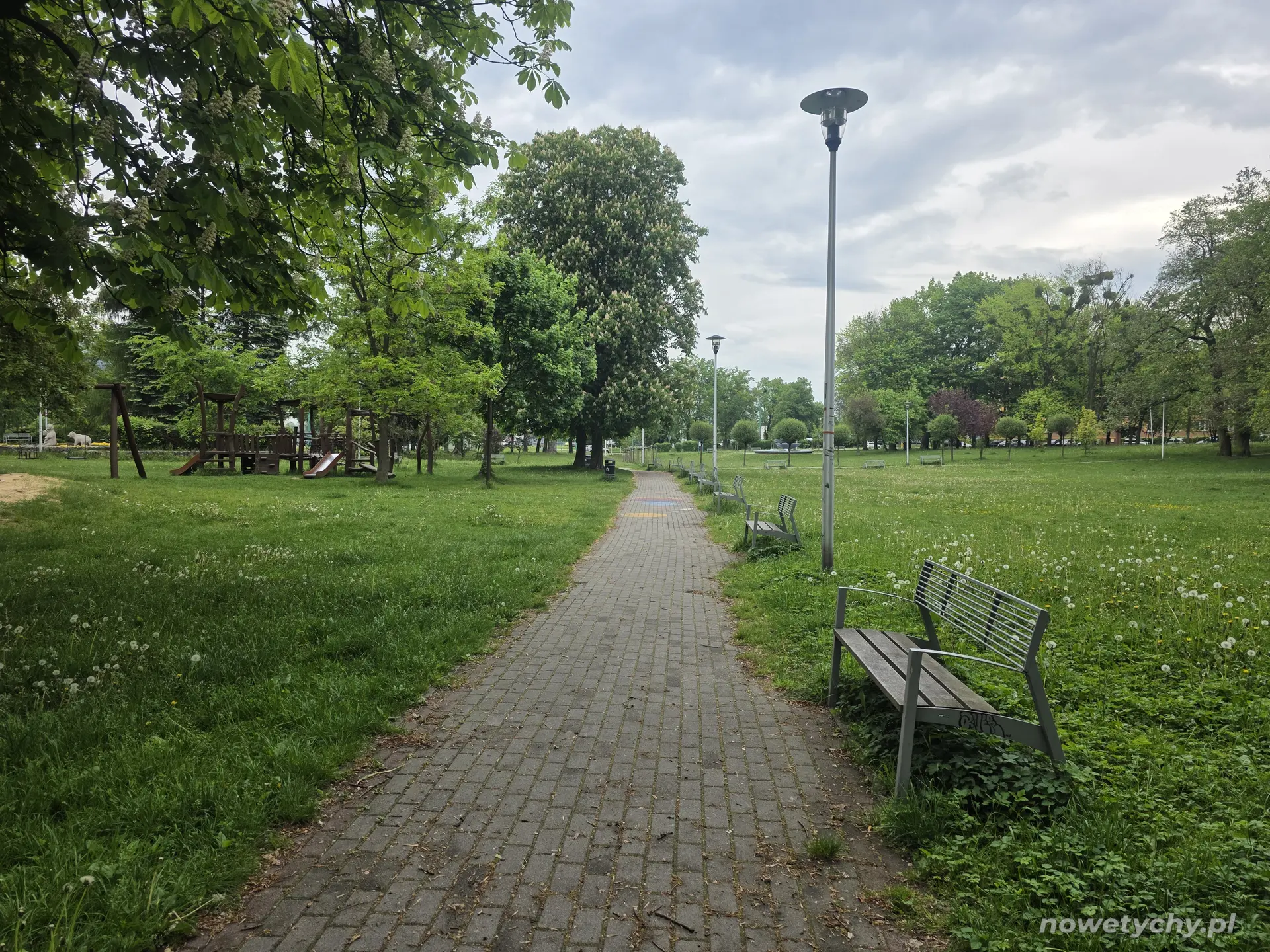 Po lewej stronie plac zabaw dla dzieci