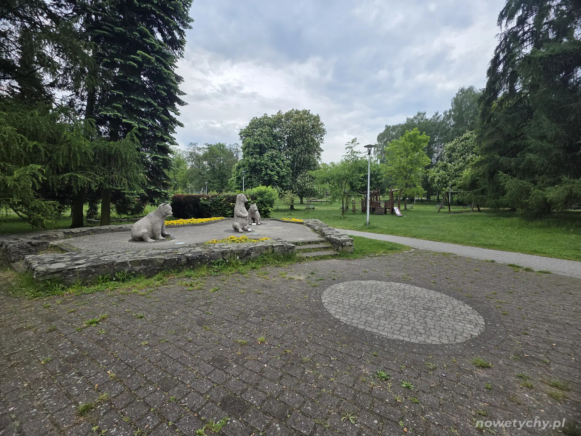 Niedźwiadki, w tle plac zabaw