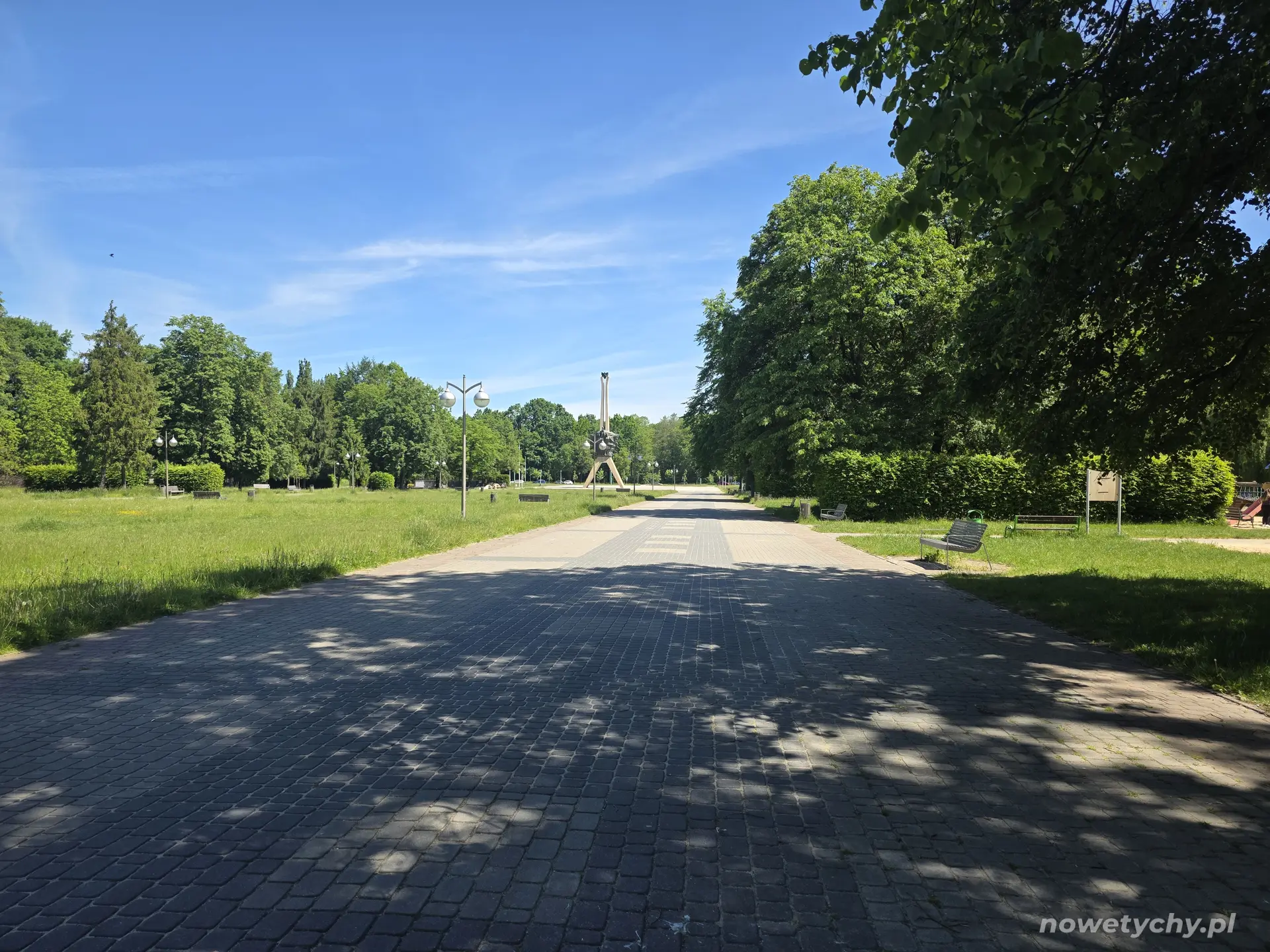 Parkowa promenada, w oddali widoczny pomnik