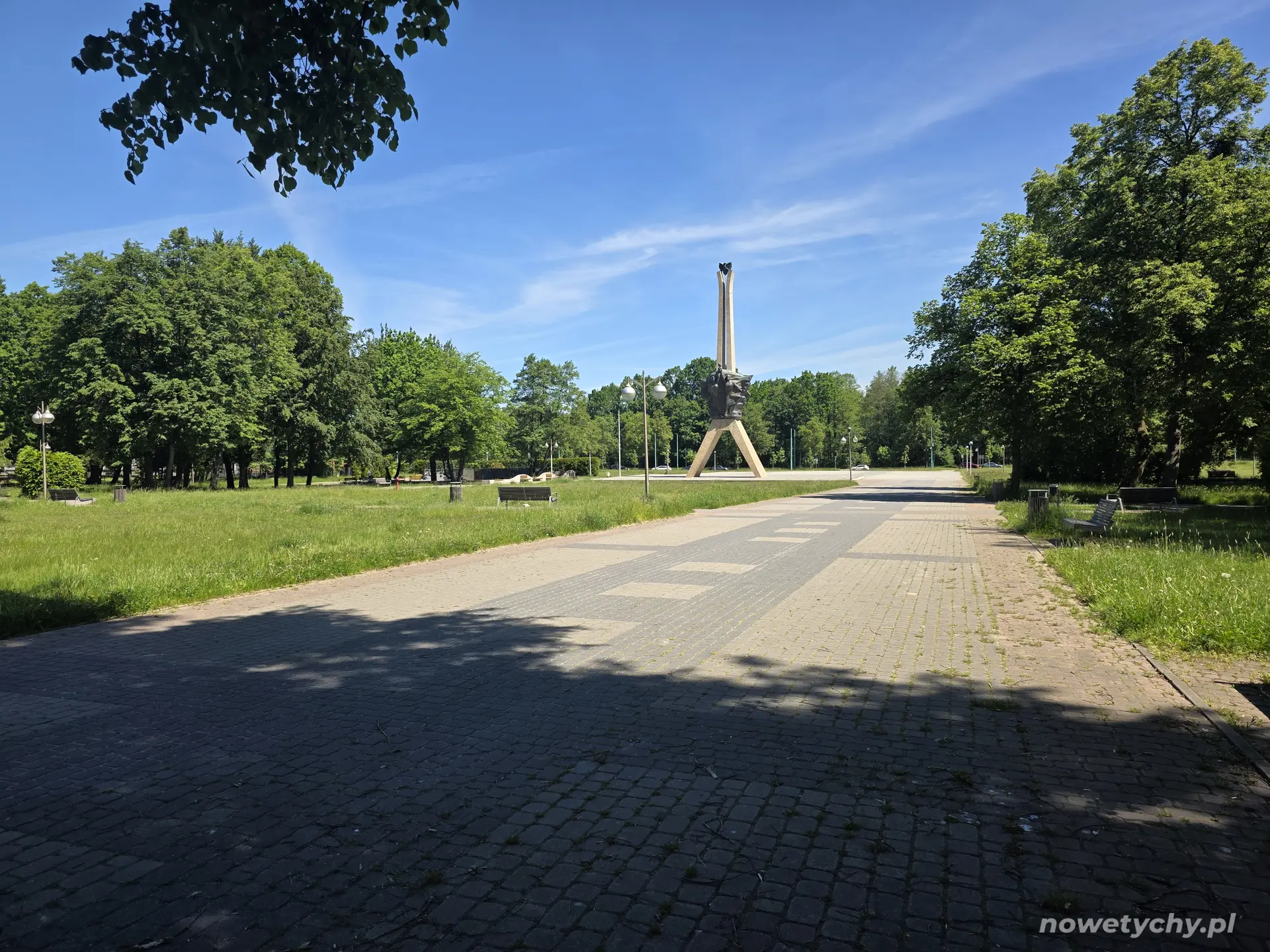 Parkowa promenada, widoczny pomnik