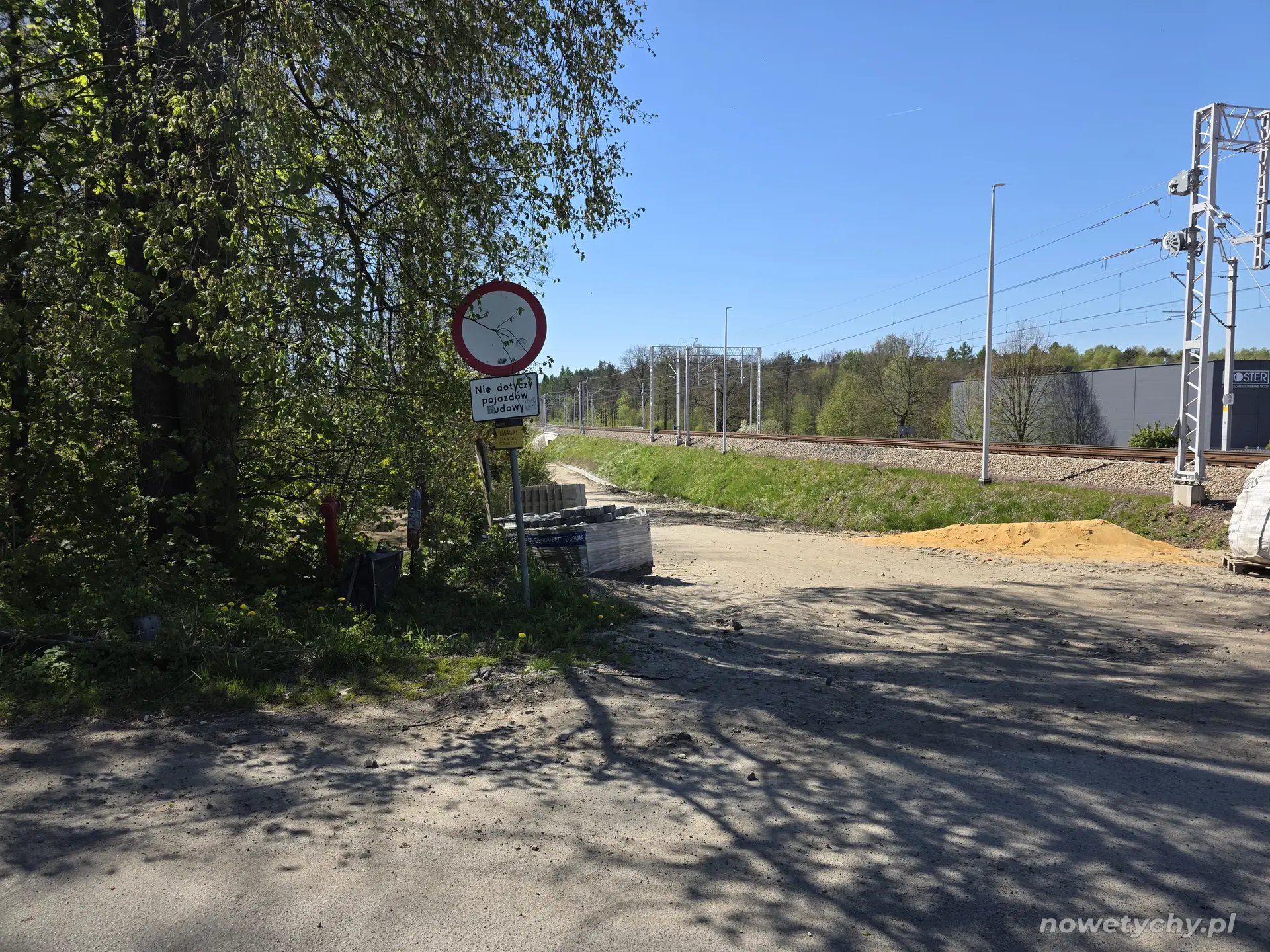 Uwaga teren budowy. Widok w kierunku remontowanego mostu