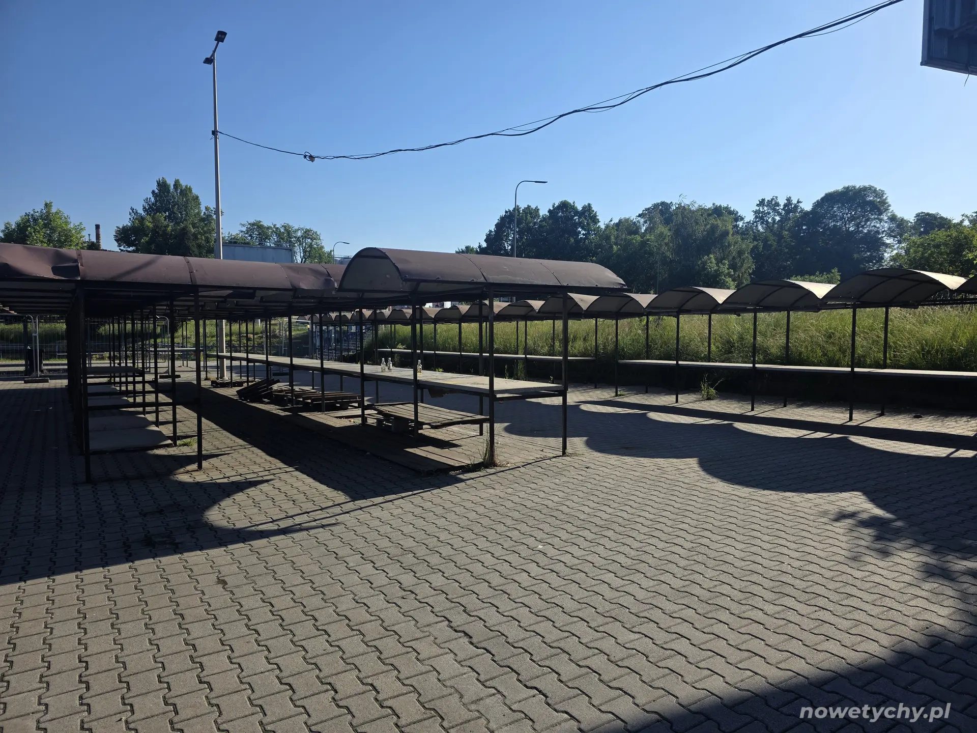 Widok pustych stragan&oacute;w na targu