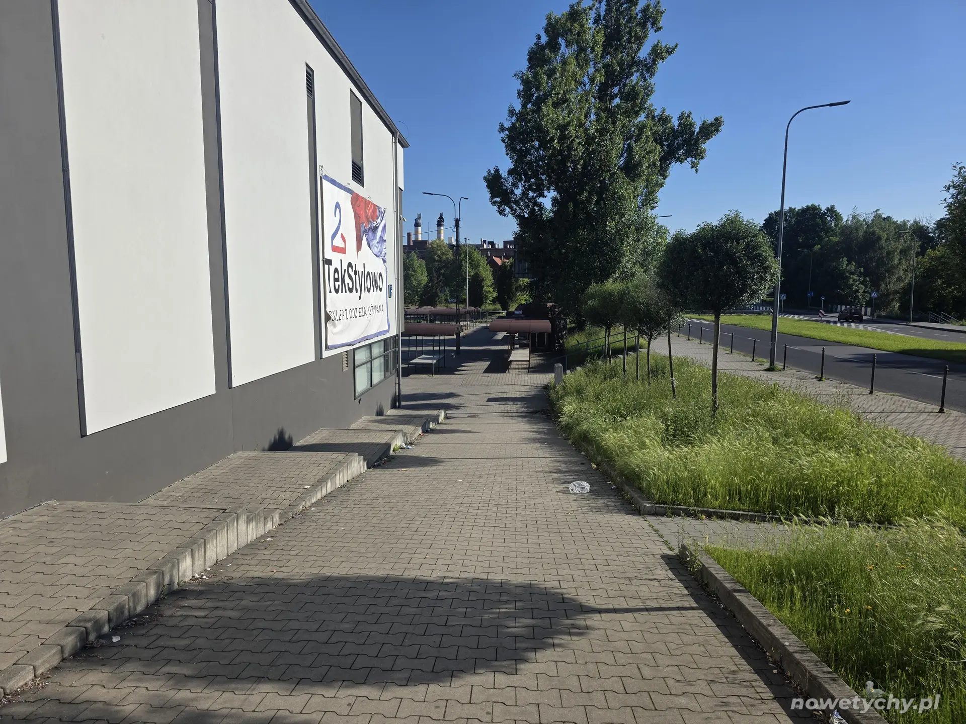 Wejście na targ od strony dyskontu spożywczego