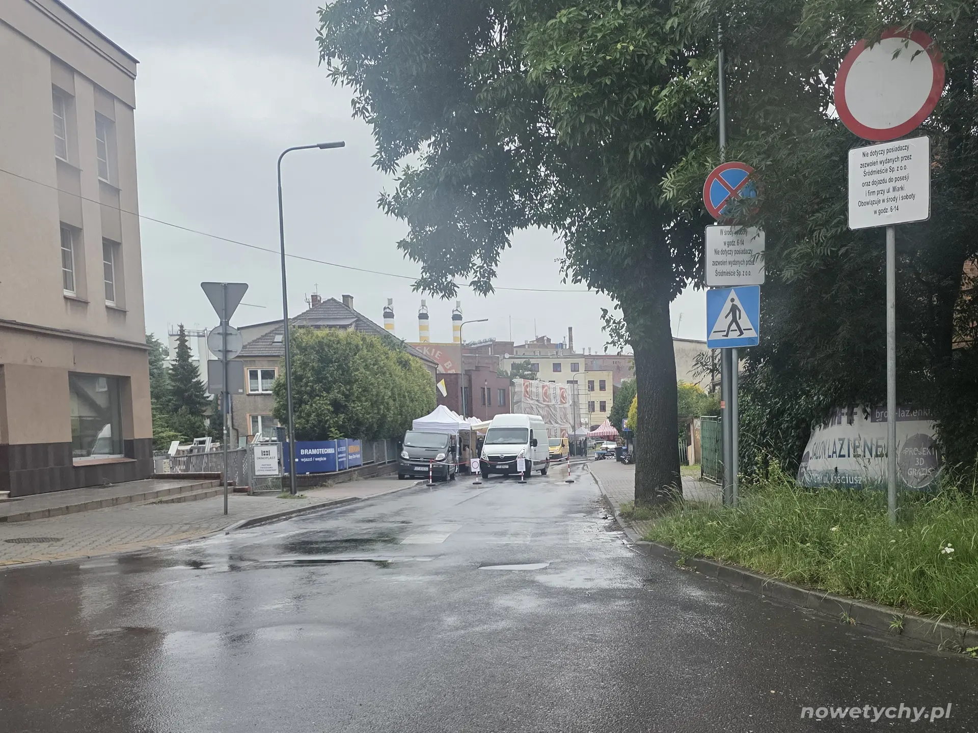 Sobota, dzień targowy, widok z ulicy Sienkiewicza na wyłączoną z ruchu ulicę Miarki
