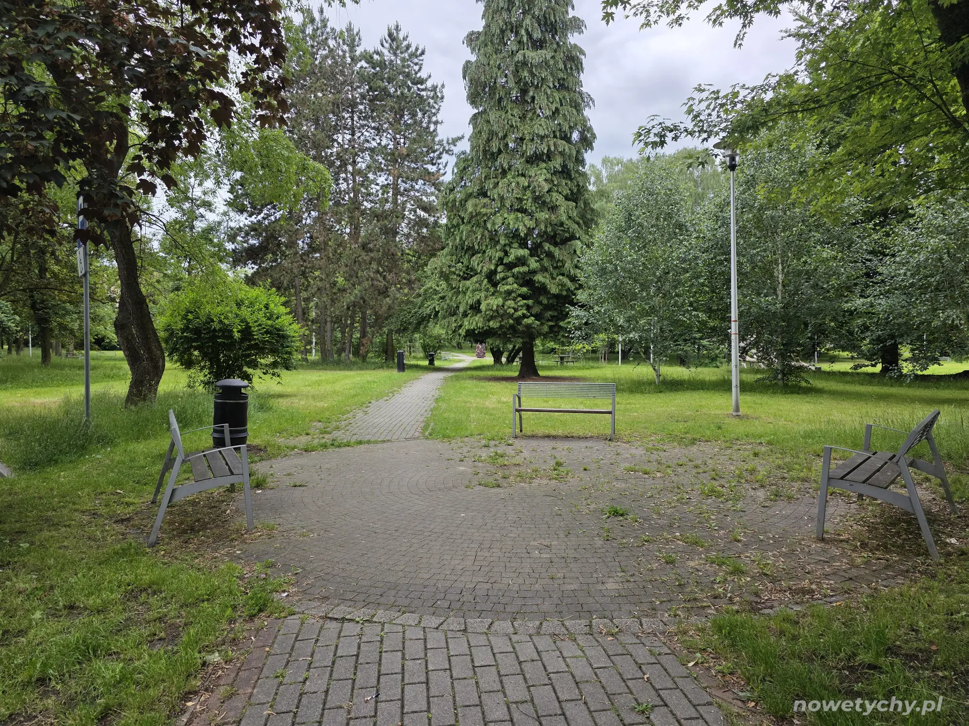 Widok na placyk w ławkami