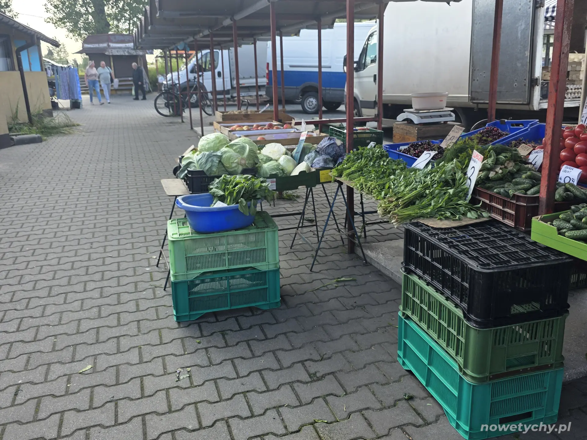 Stoisko z warzywami i owocami na targowisku w Starych Tychach