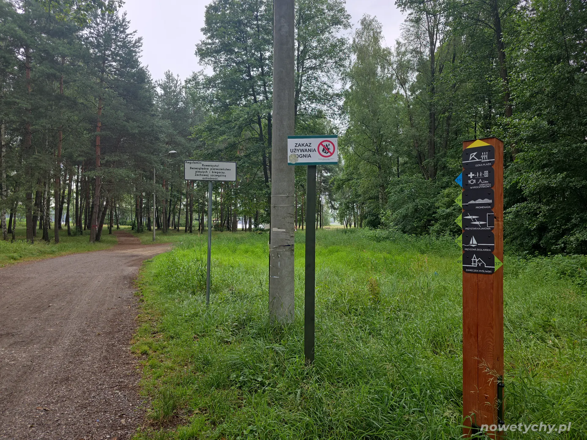 Widok drogowskazu od p&oacute;łnocnej strony jeziora