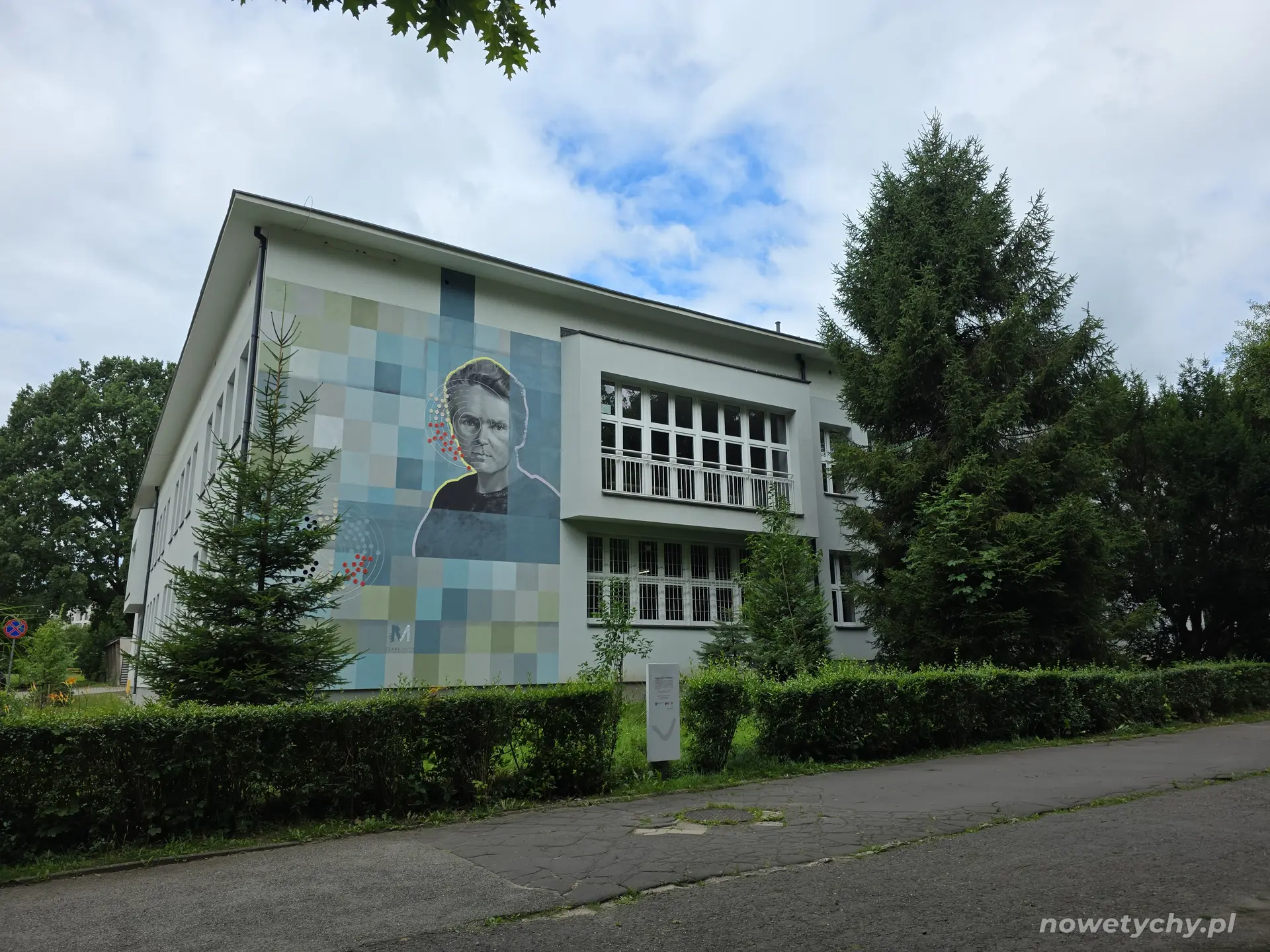 Mural Marii Skłodowskiej-Curie na budynku SP nr 11