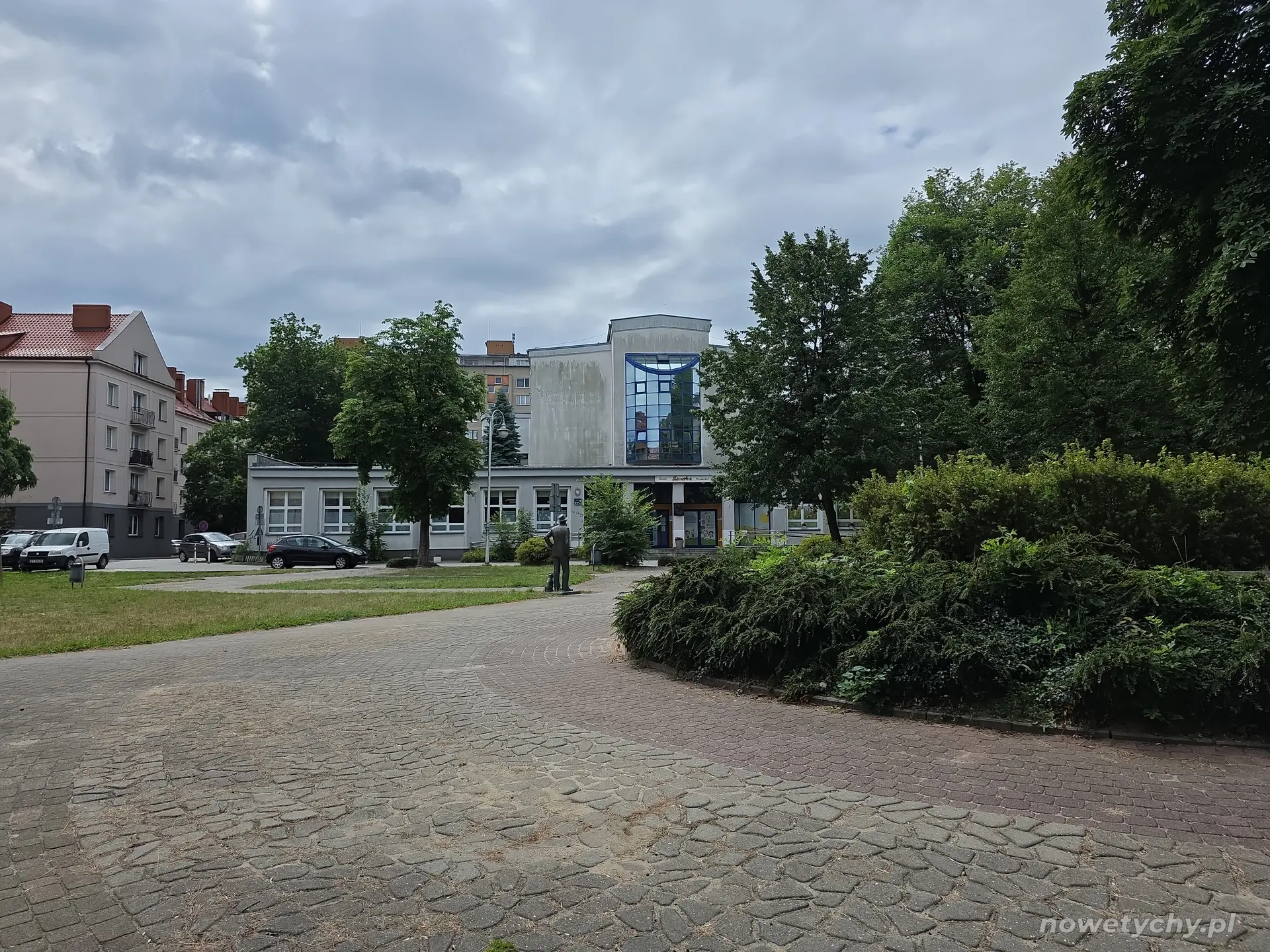 Fragment wybrukowanego placu na skwerze z rzeźbą &bdquo;Stary Alojz&rdquo;
