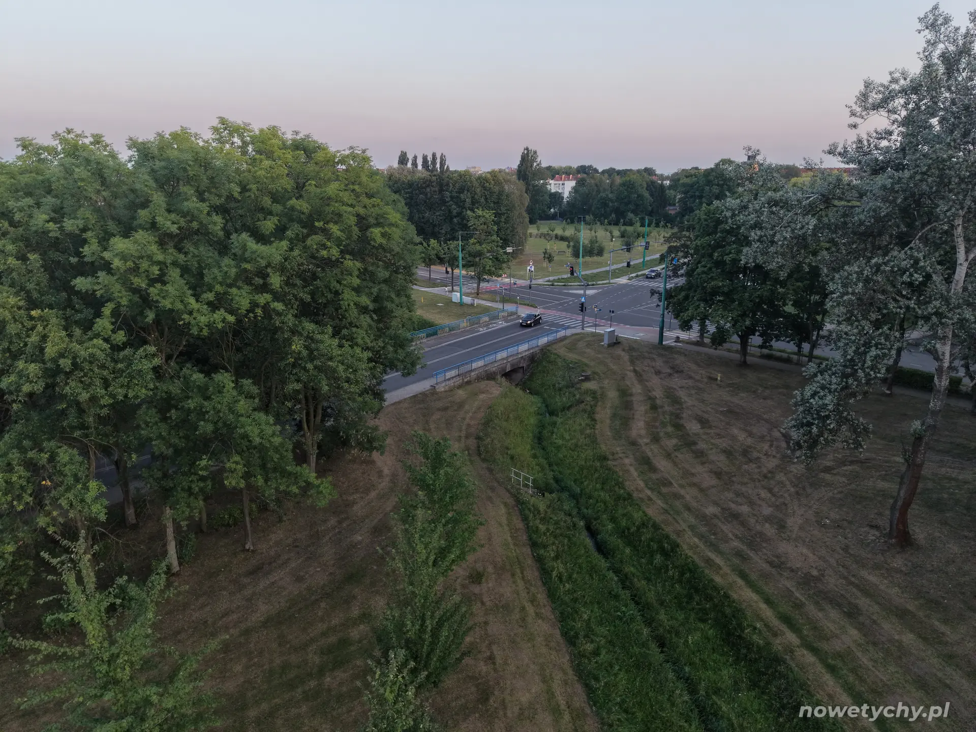 Skrzyżowanie ulic oraz widoczny w oddali skwer przy ulicy Burschego