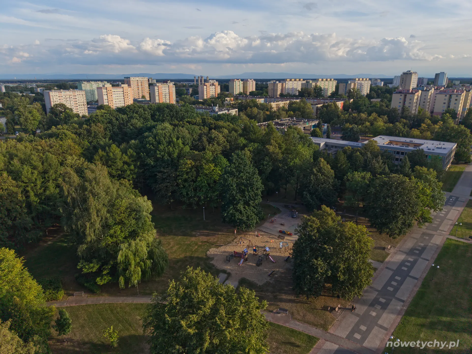W dolnej części zdjęcia widoczny jest plac zabaw