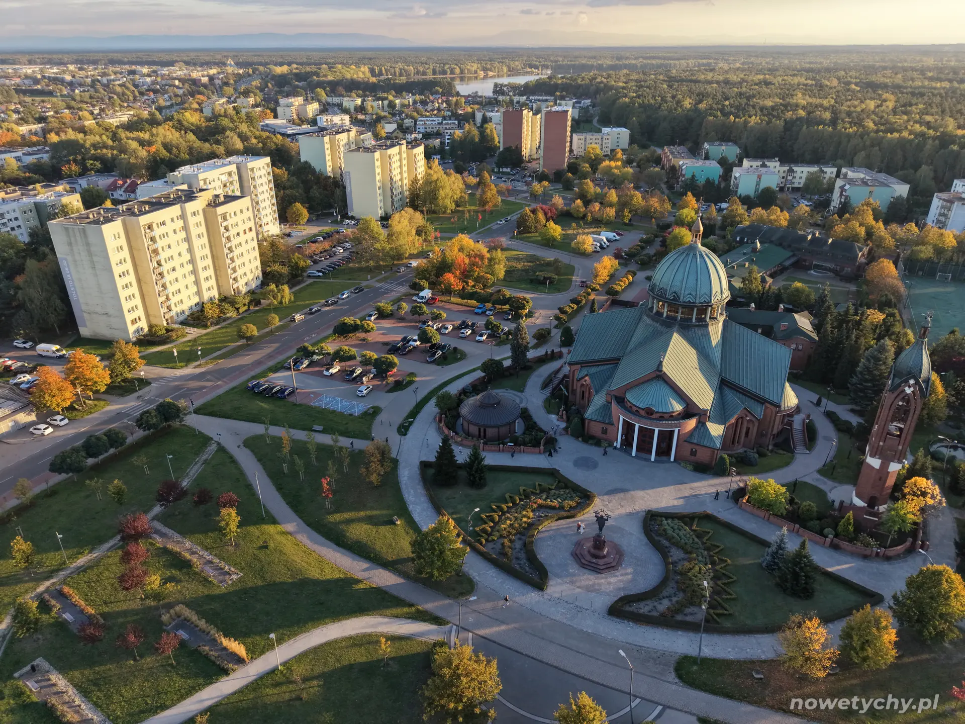 Widok na park i kościół bł. Karoliny Kózkówny w Tychach, w oddali Jezioro Paprocańskie.